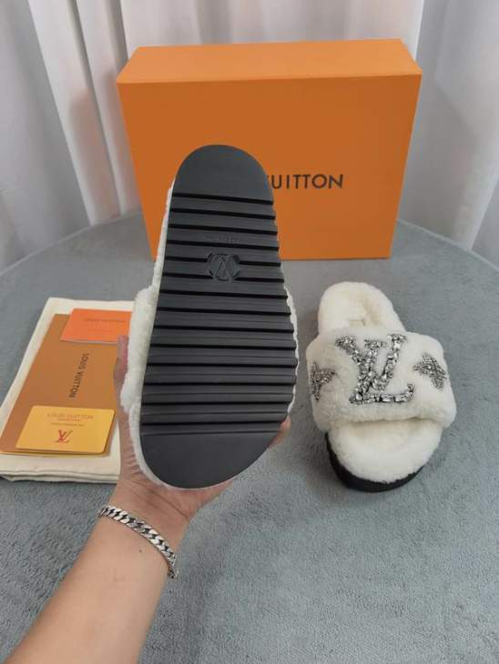 Picture of Louis Vuitton Slippers _SKULVsz34-4631106.5cmmnf1003